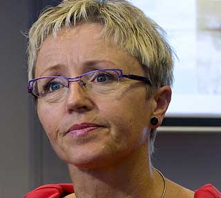 UENIG: Samferdselsminister Liv Signe Navarsete mener det blir for enkelt � ensidig tilegne d�rlig veistandard skylda for trafikkd�dsfallene.