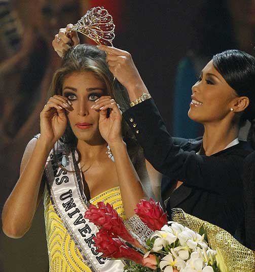 GR�T AV GLEDE: Miss Universe 2007, Riyo Mori fra Japan, overleverer kronen i natt til den aller vakreste i �r, Dayana Mendoza fra Venezuela.