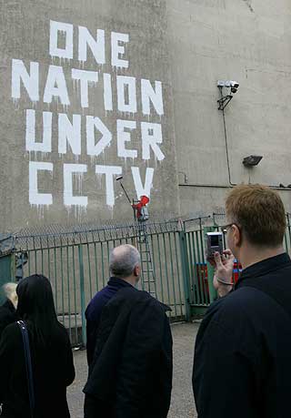 DRISTIG STUNT: Banksys kommentar til �Big Brother�-samfunnet ble malt p� en vegg ovenfor et postkontor n�r Oxford Circus i London.
