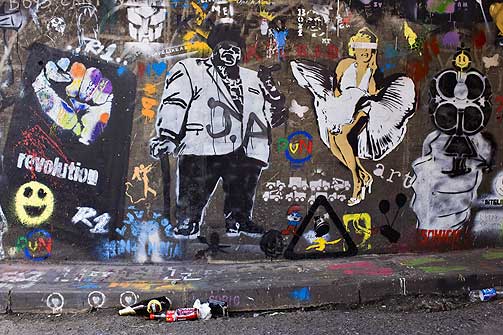 EN TUNNEL FULL AV BANKSY: N�r Waterloo Station i London har flere graffitikunstnere, blant annet Bansky, dekorert en hel tunnel.