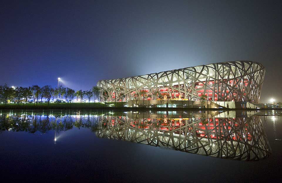 NATIONAL STADIUM (�FUGLEREDET�): Dette bildet er ingen manipulasjon, men viser det kanskje flotteste anlegget under �rets OL p� kveldstid. National Stadium, popul�rt kalt �Fugleredet� huser friidrett og fotball. Anlegget er tegnet av sveitsiske Herzog & de Meuron, som ogs� st�r bak Allianz Arena i M�nchen, i samarbeid ArupSport og China Architecture Design & Research.