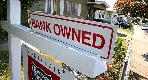HVER FEMTE BOLIG SELGES MED TAP: Stadig flere amerikanere sliter med � betjene husl�net. Enkelte banker og finansinstitusjoner har valgt � ettergi deler av l�net og akseptere den salgsprisen boligen kan oppn� i dagens marked.