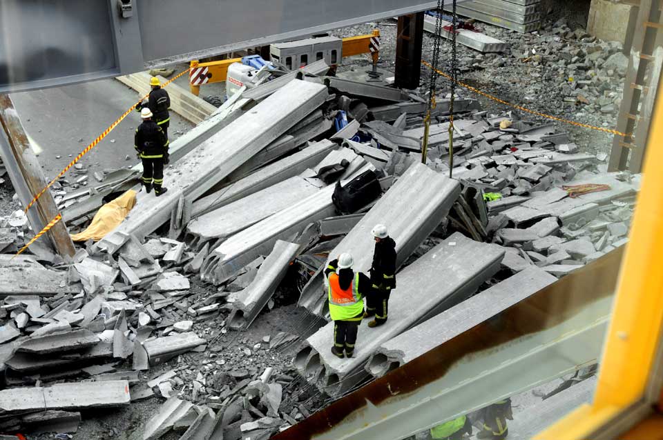EN DREPT: Minst en er drept, to er skadet og en person er fastklemt etter at overbygget raste sammen.