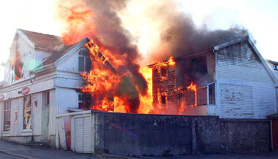  NATT TIL 7. JUNI:  Fire ubebodde trehus i Haraldsgata ble p�tent og brant ned til grunnen. Men det var ikke de siste ildsp�settelsene i Haugesund sentrum.