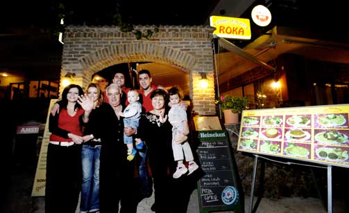 DAGBLAD-FAVORITTEN: P� Roka Taverna i Agia Marina f�r du mer enn rikelig med typiske retter. Hele familien Tsouroudiakakis arbeider i restauranten.
