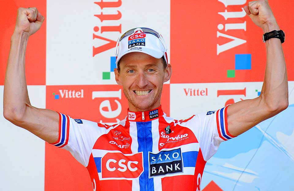 ENDELIG: Tre �r etter den kanskje litt sure andreplassen kunne endelig Kurt Asle Arvesen stige opp p� det �verste trinnet p� podiet i Tour de France.