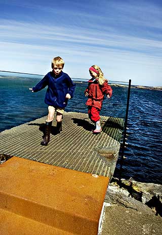 FINT OG FUNKSJONELT: Atlanterhavsveien venter p� godkjenning som Nasjonal turistveg. Andreas Malmedal (7) fra Fr�na og Marit �nstad Arntsen (5) fra Mer�ker kan leke trygt p� det nye utkikkspunktet.
