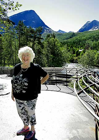 FRUSTRERT NABO: Turid Marie Svarstad er lei av bygginga som foreg�r i Gudbrandsjuvet like ved g�rden hennes. Hun synes ting var bedre f�r.