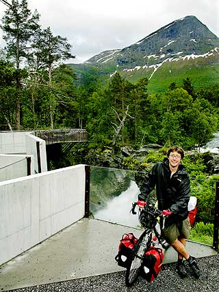 SPREK FROKOST: Skotske Nick Thomas (34) nyter kveldsstemninga ved Gudbrandsjuvet, og psyker seg opp til � ta Trollstigen til frokost.