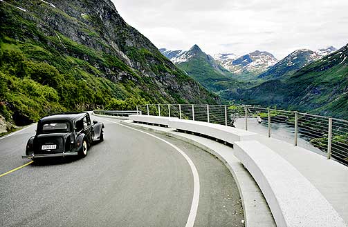 STREKNING MED STATUS: Det har blitt sving p� sakene etter at arkitektene slapp l�s langs norske veier. I �rnesvingen ved Geirangerfjorden er utkikkspunktet forbedret og klart til � bli en del av Nasjonale turistveger i 2009.