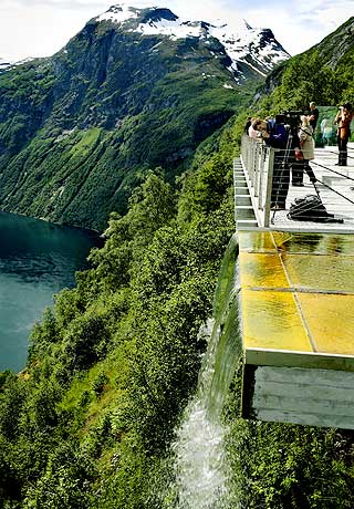 �RNEPERSPEKTIV: �rnesvingen byr p� fantastisk utsikt over Geirangerfjorden.Utformingen av stoppestedet kan de takke Sixten Rahlff i 3 RW arkitekter for.