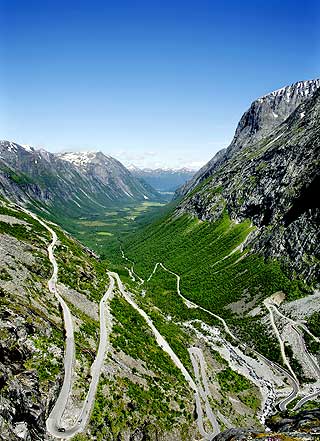 VAKRERE VEIER: Turistene m� ta veien fatt for � oppleve det beste Norge byr p�. Trollstigen er et av de mest popul�re m�lene, og veien herfra til Geiranger er en av de atten strekningene som skal f� nye rasteplasser og utkikkspunkt i prosjektet Nasjonale turistveger.