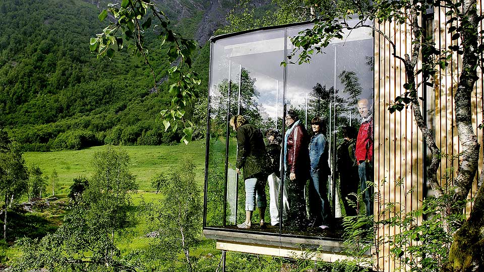 I S�RKLASSE: Knut Slinning (i r�dt) tente p� ideen om Juvet Landskapshotell, og bestemte seg for � investere i Valldal. Han tror grepene rundt Nasjonale turistveger kan gi grunnlag for en n�ringsutvikling som gj�r at framtidige generasjonerkan bo i distriktene.