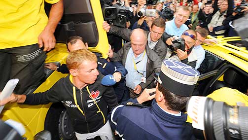 SKAMMELIG: Riccardo Ricco forf�lges av presse i det han hentes av fransk politi.