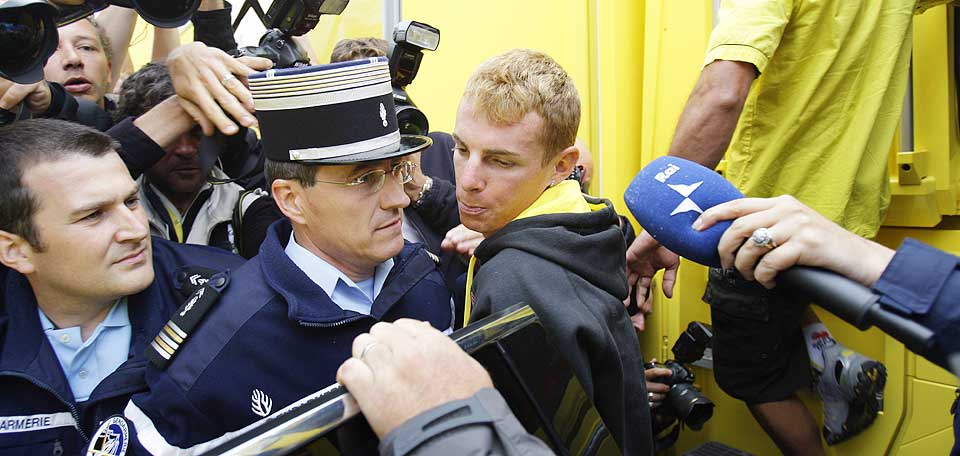 NY EPO-SKANDALE: Tour de France-stjernen Riccardo Ricc� f�res bort av fransk politi i formiddag. Dette er �rets tredje doping-skandale i �rets ritt.