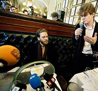 LYDOPPTAK: Odd Nerdrum m�tte ikke opp til sin egen pressekonferanse i fjor, men sendte et lydopptak, samt vennen Jan Ove Tuv (t.v.) og forlagssjef H�kon Harket.