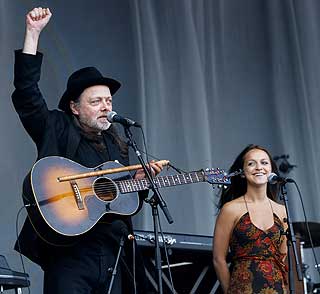 MED PAPPA PÅ JOBB: Lillebjørn og Siri Nilsen på Bislet stadion som oppvarmingsband for Leonard Cohen tidligere i sommer.