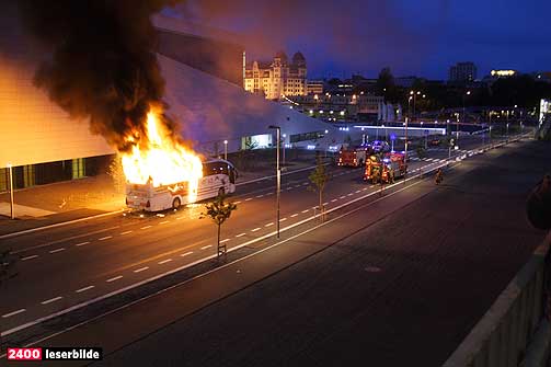 TENTE P� BUSS: En buss ble satt i full fyr midt p� natten.