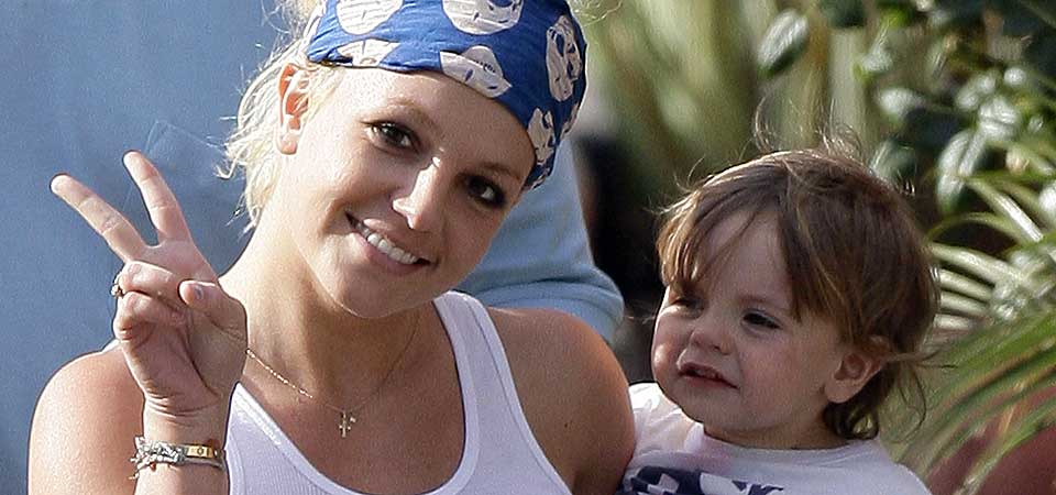 FOR ETT �R SIDEN: Britney og s�nnen Jayden James for ett �r siden. N� har hun latt Kevin Federline f� full foreldrerett.