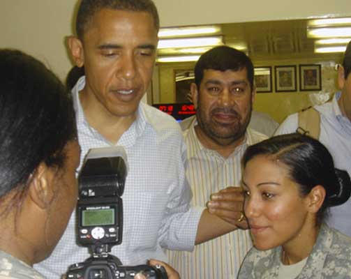 I AFGHANISTAN: Barack Obama fotografert i Jalalabad sammen med Gul Agha Shirzai, guvern�r i Nangarhar-provinsen i Afghanistan (bak), og amerikansk milit�rpersonell.