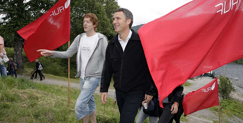 MER PRAKSIS: Jens Stoltenberg talte for en mer praksisrettet utdanning p� AUF sin sommerleir p� Ut�ya. Her sammen med AUF-leder Martin Henriksen.