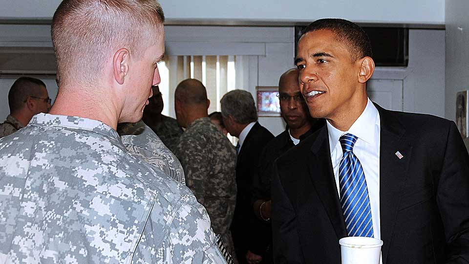 SPISTE FROKOST: Barack Obama spiste frokost, og snakket med soldater p� Camp Eggers i Kabul i dag.