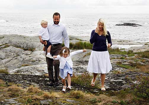 SOMMER P� HYTTA: Kronprins Haakons 35-�rsdag s�ndag skulle feires med venner og familie p� Flatholmen utenfor Ris�r. Kronprins Haakon, kronprinsesse Mette-Marit, prinsesse Ingrid Alexandra og prins Sverre Magnus stilte til fotografering p� formiddagen.