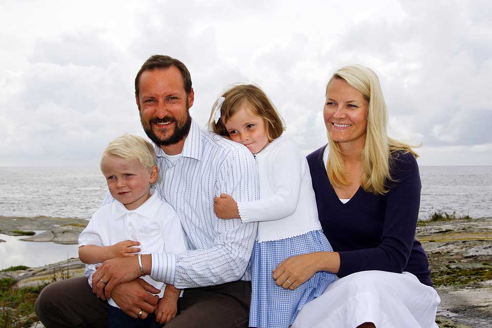 35 �R I DAG: Prinsesse Ingrid Alexandra og prins Sverre Magnus var rause med kos og klemmer til pappa i anledning bursdagen.
