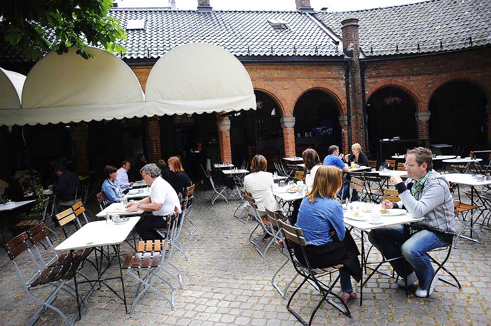 PINLIG P� PIAZZAEN: En god start til tross, p� Trattoria Cappuccino ble det sirkus da Robinson og Fredag fikk ferten av sagflis - ikke i manesjen, men i pastaen.