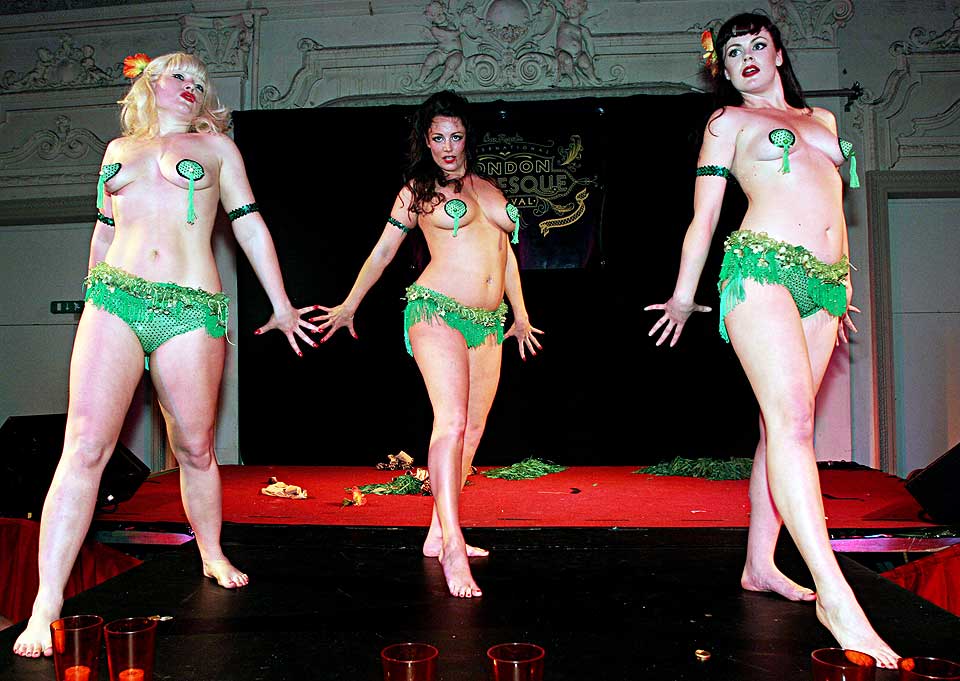 LETTKLEDD: Burleskdanserne i Fleshoticas opptr�dte i forrige uke p� Slottsfjellfestivalen i T�nsberg. Under �rets Stor�sfestival skal Caroline Andersen (24) ha et sexshow som hun sier blir mye dr�yere. Dette bildet er tatt under fjor�rets London Burlesque Festival.