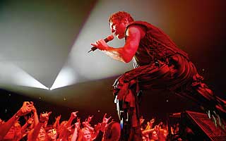 HJEMMEBANE: Vokalist Bruce Dickinson synger til tusenvis av fans under en konsert i hjemlandet i 2005.