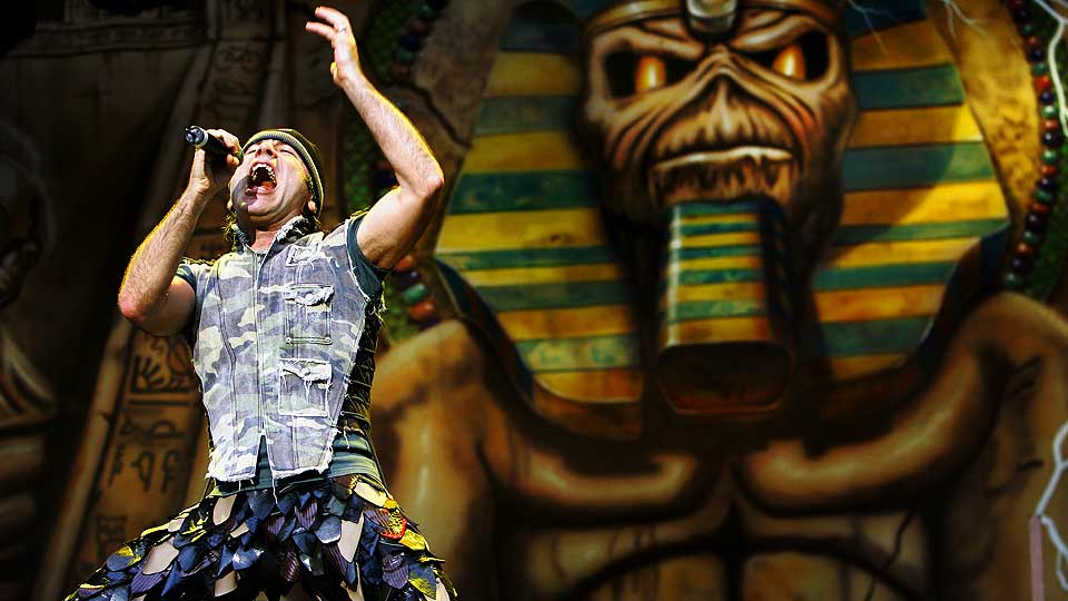 EVIGUNG: Bruce Dickinson og Iron Maiden skrider til verket med en intensitet de fleste yngre band kan bli gr�nne av misunnelse av. Iron Maiden kom til Trondheim med 14 trailere fullastet av monstre, bomber og en gigantisk scenerigg. Slikt blir det fest av. Og i morgen st�r Oslo for tur.