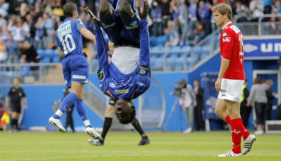 SITUASJONEN SNUDD P� HODET: Fjor�rets seriemestre hadde ikke mye � feire i g�r. Det hadde derimot Molde og Mame Biram Diouf, som her feirer en scoring med salto.