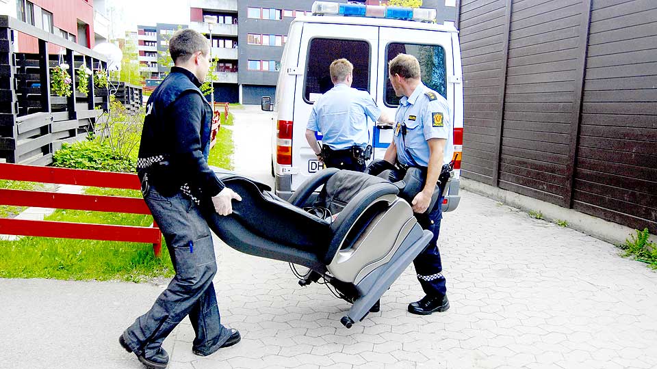 OPERASJON NEMESIS: Her b�res en massasjestol ut fra leiligheten p� Furuset.