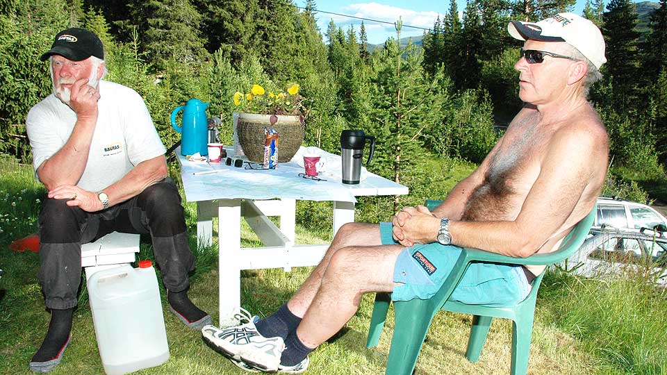 REDDET: Kjell Elstad (64, til venstre) skulle bare ut p� fisketur sammen med kameraten Kjell S�rli (60). I g�r kunne de begge to puste lettet ut.
