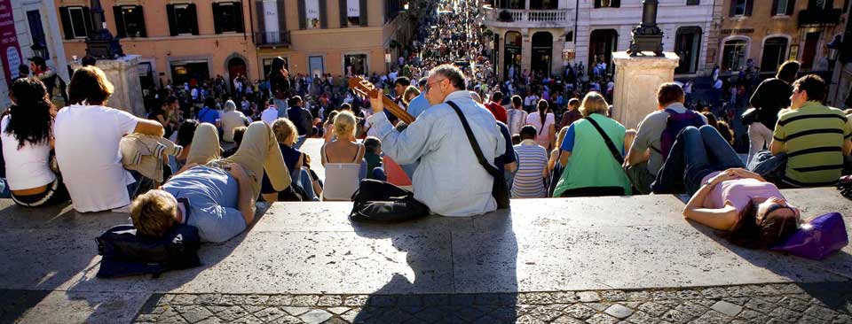SPISEFORBUD: Her p� Spansketrappa i Roma har myndighetene bestemt at det ikke lenger er lov � spise eller drikke. De som bryter forbudet vil f� en bot p� dr�yt 400 kroner.