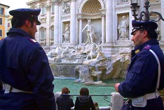POLITIET VOKTER: Politiet passer p� at ingen spiser eller drikker i n�rheten av de st�rste turistattraksjonene i Roma. Bildet er fra Trevi-fontenen.