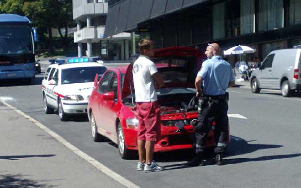 SLURVET MED PAPIRENE: Oslopolitiet tok seg god tid til � ta Mikkelsens gjennomkj�ringsbil, en  Mitsubishi Lancer Evo6, n�rmere i �yensyn.