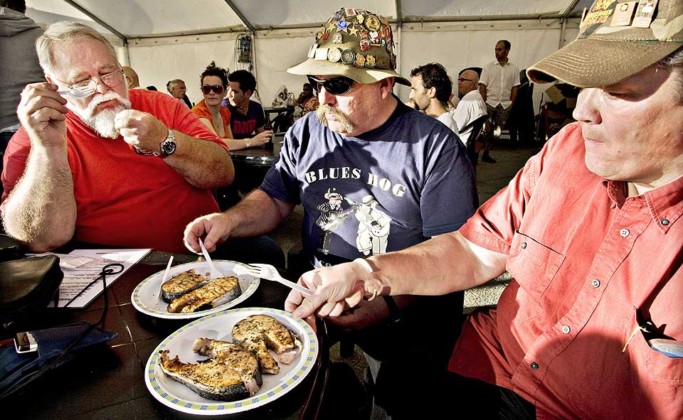 S� GODT, S� ENKELT: Under �rets Gladmatfestival i Stavanger gjester grillmesterne Frank Boye og Paul Kirk byen. Kj�tt er godt, men fisk er herlig som grillmat mener de. Her sammen med Craig Whitson forbereder de et smakfullt laksem�ltid p� fem minutter.