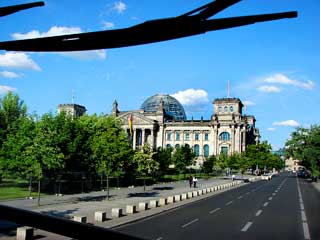 BUSSTUR: Fra dobbeldeckere p� rute 100, f�r du se mange av Berlins severdigheter, som Riksdagen.