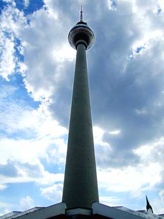 UTSIKT OVER BERLIN: Fernsehturm gir deg bedre oversikt over den enorme byen.