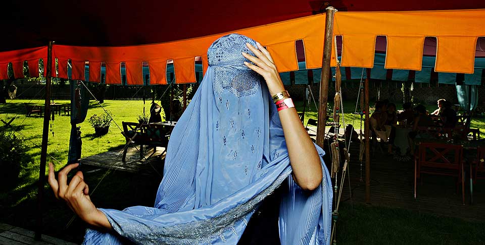 SKJULT: Ikledd Burka vandrer Mina rundt p� M�nefestivalen i Fredrikstad med et filmteam p� slep. Resulatet skal bli et innslag p� hennes nye satsning �Minarki�.