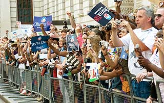 POPUL�R: Disse hadde m�tt fram for � f� et glimt av Obama.
