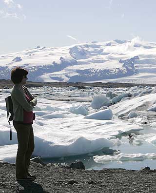 ISLAND: Selv om de ikke trengte alle de varme kl�rne de hadde pakket for turen til Reykjavik.