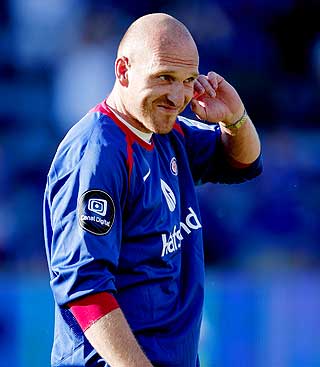ØREDØVENDE: VIF-klanen visste å ønske Hagen velkommen tilbake til Ullevaal, og hyllet stopperen med stående jubel.
