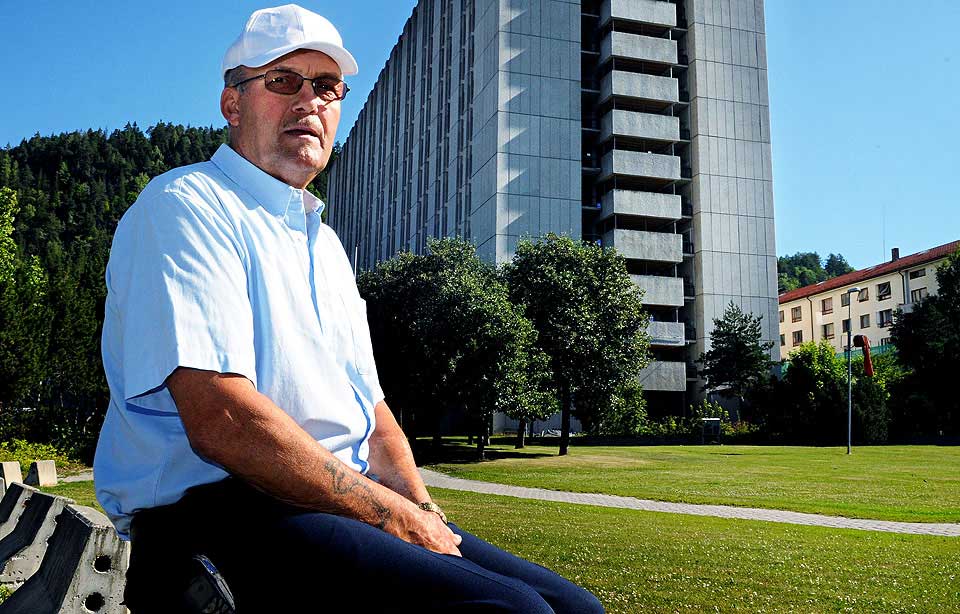 KREVER 20 MILLIONER:  Ole Anton Tufte  (70) er klar for � kj�re l�pet ut mot Sykehuset Buskerud (i bakgrunnen)etter at leger fjernet penis under en kreftoperasjon i fjor sommer.Inngrepet skjedde p� Radiumhospitalet, men Tufte mener skylden ligger hos leger p� det lokale sykehuset som ikke fant ut av hans problemer  f�r det var for seint.