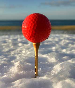 SN�GOLF: Spill golf i sn�en. P� Island.