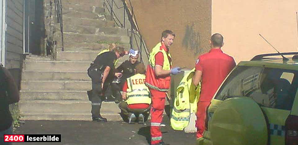  SL�TT NED P� JOBB:  En politimann ble angrepet med en planke og fikk sl�tt skulderen ut av ledd i Arendal sentrum ved 17-tiden mandag. Tirsdag ettermiddag var gjerningsmannen fortsatt p� frifot.