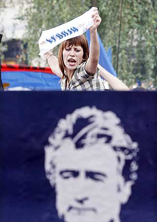 DEMONSTRERTE:Tusener av ultranasjonalister samlet seg i Beograd tirsdag kveld for � vise st�tte for den arresterte, her kamuflerte, Radovan Karadzic. Det er n� reist tvil om Karadzics advokat overhodet har sendt en anke av utleveringsbeslutningen.