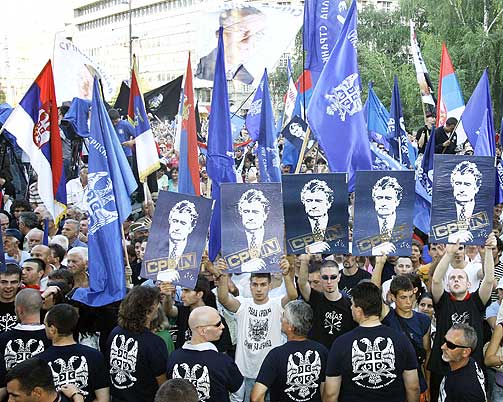 HYLLET FOLKEMORDTILTALT: Ytterligg�ende nasjonalister demonstrerte for den folkemordtiltalte Radovan Karadzic i Beograd tirsdag.